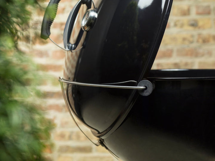 a lid resting on a lid holder from a Weber Master-Touch E-5750 barbecue