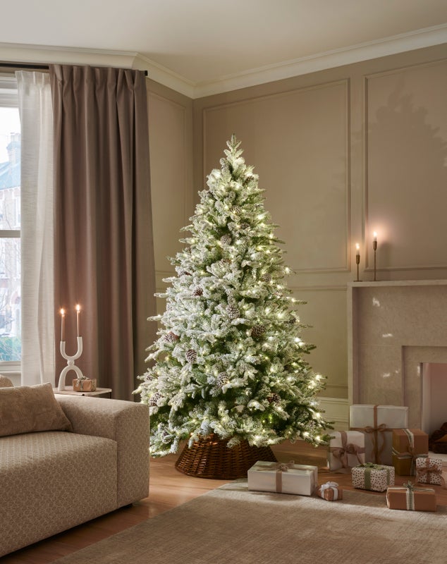 FROSTED WINTERFOLD FIR - 7.5ft
Tree with 600 Warm White LED 5MM bulbs