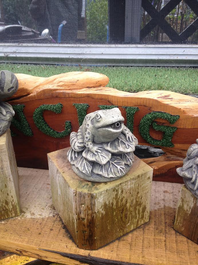 Frog On Leaves - Plumbed - Water Features - Windyridge Garden Centre